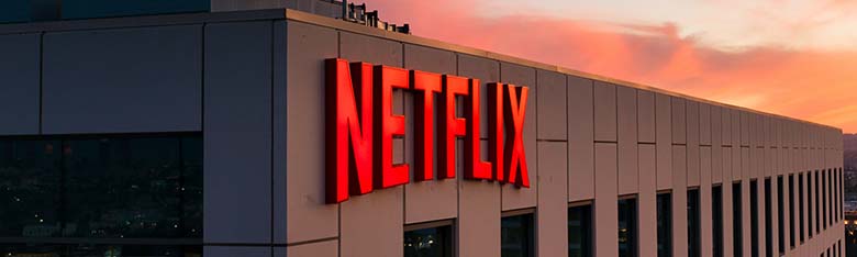 Netflix crolla in borsa: come reagirà il colosso dello streaming?